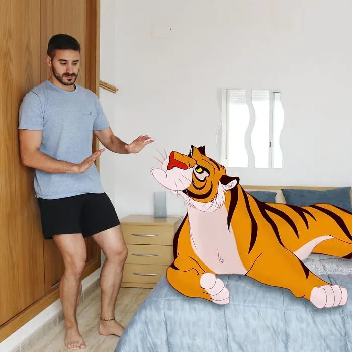 Este hombre mete a personajes Disney en sus fotos y parece que se divierten juntos (30 imágenes)