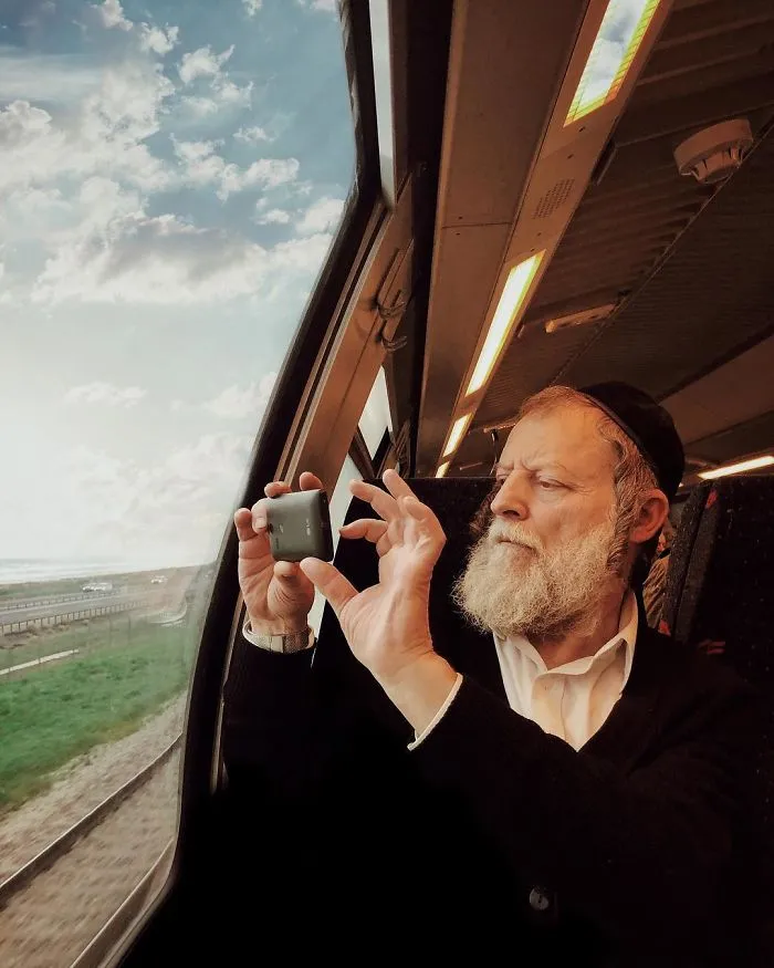 Woman Uses Her iPhone To Capture Portraits Of Strangers On Her Daily Commute To Work, And The Result Is Impressive (30 Pics)