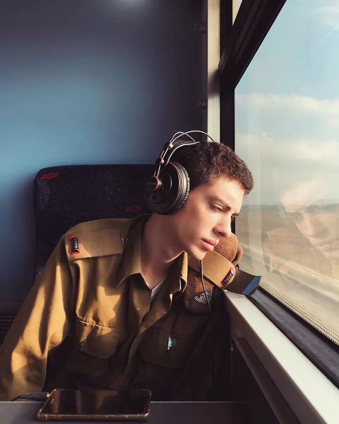 Woman Uses Her iPhone To Capture Portraits Of Strangers On Her Daily Commute To Work, And The Result Is Impressive (30 Pics)