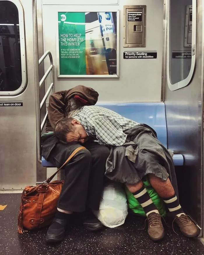 Esta mujer retrata con su iphone a desconocidos que se encuentra yendo al trabajo, y el resultado es impresionante (30 fotos)