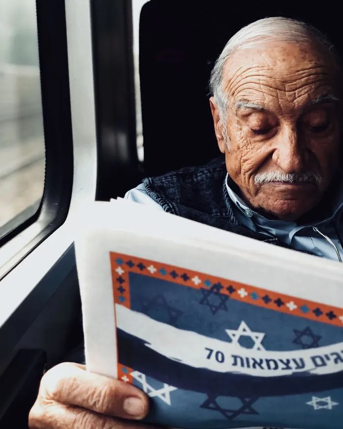 Woman Uses Her iPhone To Capture Portraits Of Strangers On Her Daily Commute To Work, And The Result Is Impressive (30 Pics)