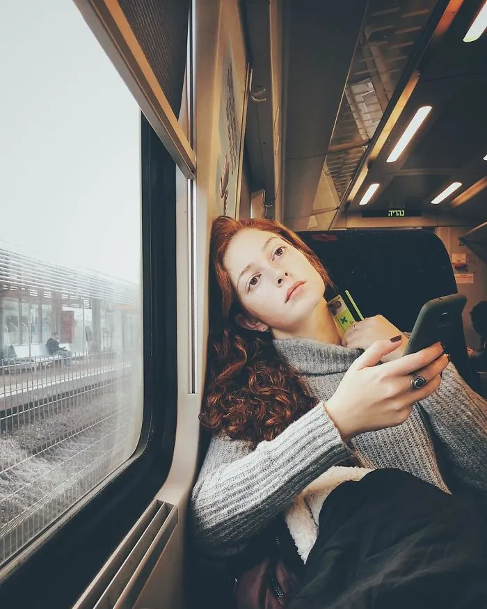 Esta mujer retrata con su iphone a desconocidos que se encuentra yendo al trabajo, y el resultado es impresionante (30 fotos)