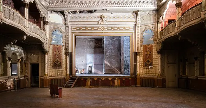 I Visited This Abandoned Movie Theater To Capture These 16 Photographs