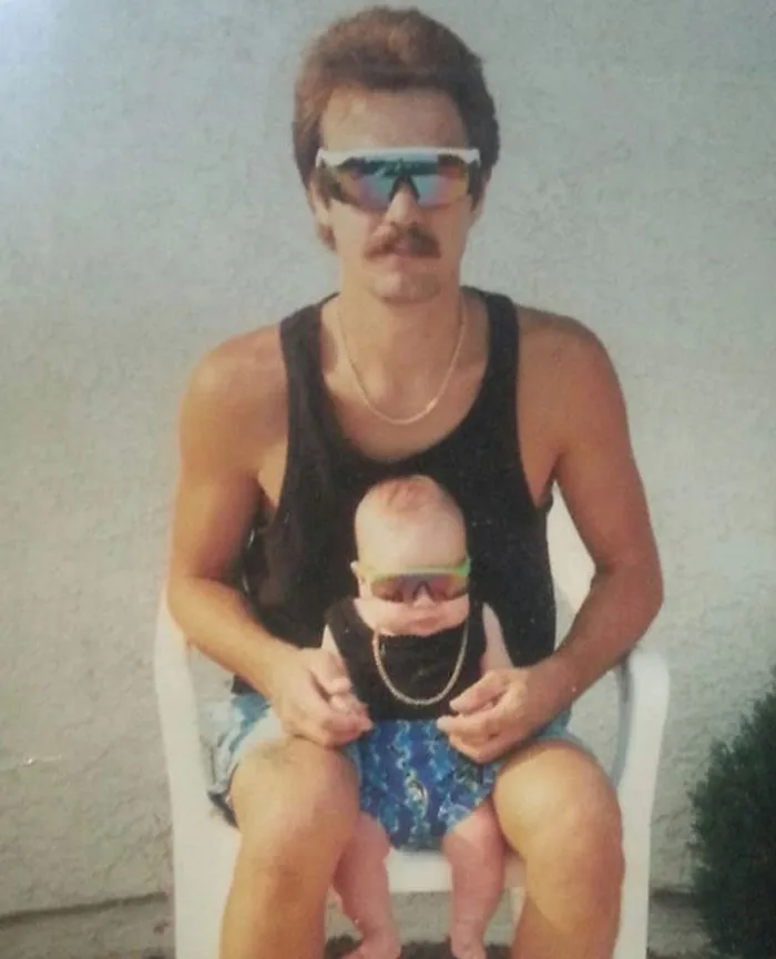 La gente envía sus fotos familiares más extrañas y graciosas a esta cuenta de Instagram, y aquí tienes 50 de las más divertidas