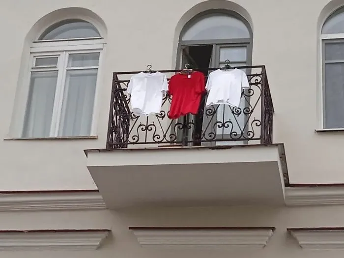 Belarus Authorities "Ban" White-Red-White Belarusian Flag, People Respond By Recreating Colors Of The Flag With Random Objects (9 Pics)