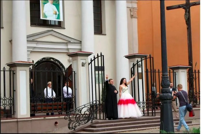 Belarus Authorities "Ban" White-Red-White Belarusian Flag, People Respond By Recreating Colors Of The Flag With Random Objects (9 Pics)