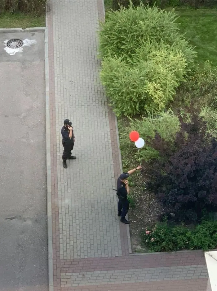 Belarus Authorities "Ban" White-Red-White Belarusian Flag, People Respond By Recreating Colors Of The Flag With Random Objects (9 Pics)