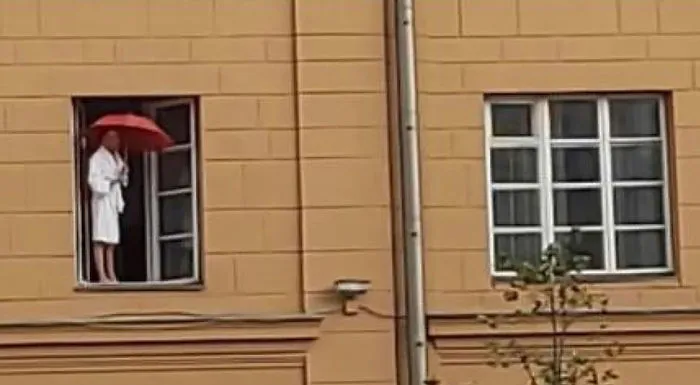 Belarus Authorities "Ban" White-Red-White Belarusian Flag, People Respond By Recreating Colors Of The Flag With Random Objects (9 Pics)