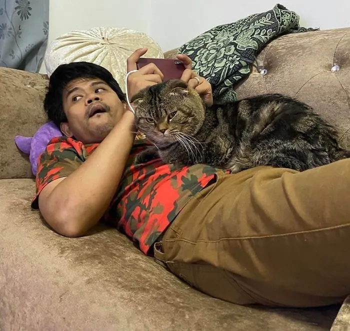 Esta mujer documenta cómo su gato le robó a su marido en 30 adorables fotos