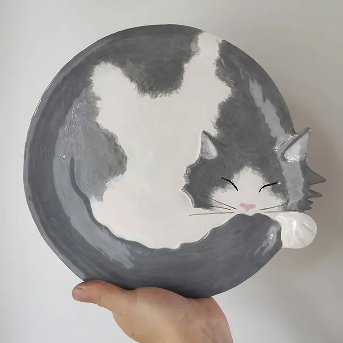 No Cat Lover Will Be Able To Resist These Cozy Curled-Up Cats As Decorative Ceramic Plates (13 Photos)