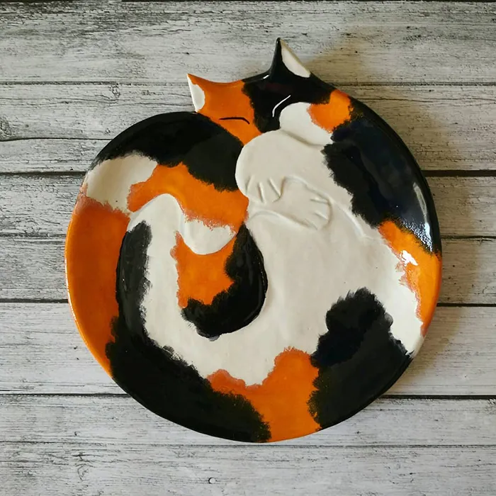 No Cat Lover Will Be Able To Resist These Cozy Curled-Up Cats As Decorative Ceramic Plates (13 Photos)