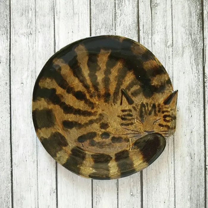 No Cat Lover Will Be Able To Resist These Cozy Curled-Up Cats As Decorative Ceramic Plates (13 Photos)