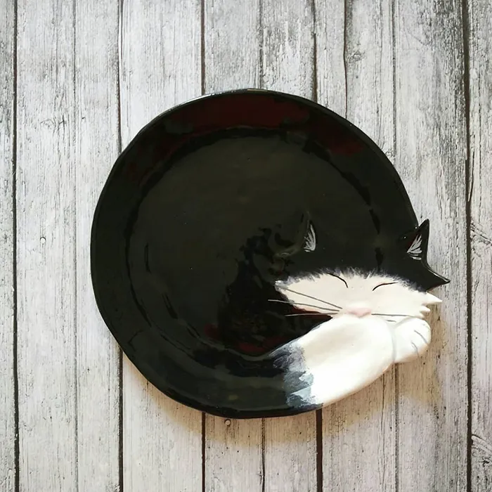 No Cat Lover Will Be Able To Resist These Cozy Curled-Up Cats As Decorative Ceramic Plates (13 Photos)