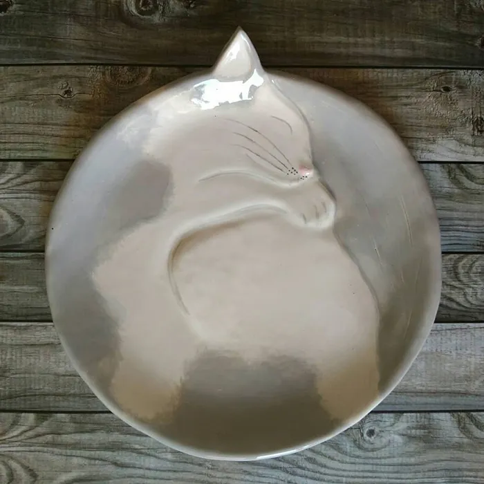 No Cat Lover Will Be Able To Resist These Cozy Curled-Up Cats As Decorative Ceramic Plates (13 Photos)
