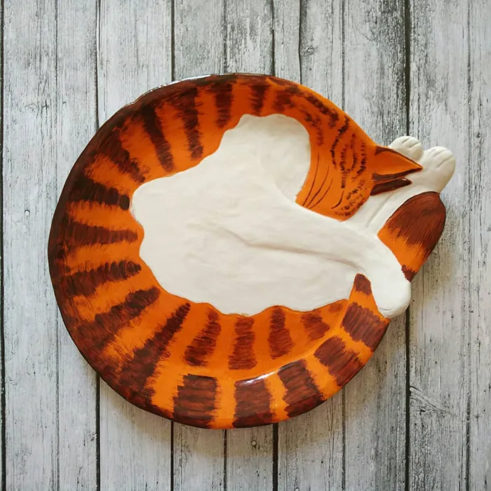 No Cat Lover Will Be Able To Resist These Cozy Curled-Up Cats As Decorative Ceramic Plates (13 Photos)