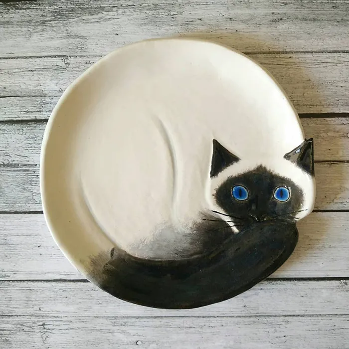 No Cat Lover Will Be Able To Resist These Cozy Curled-Up Cats As Decorative Ceramic Plates (13 Photos)