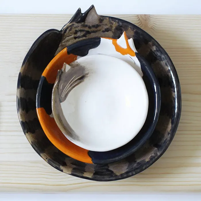 No Cat Lover Will Be Able To Resist These Cozy Curled-Up Cats As Decorative Ceramic Plates (13 Photos)
