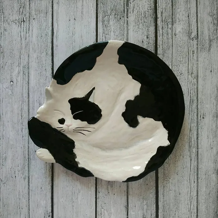 No Cat Lover Will Be Able To Resist These Cozy Curled-Up Cats As Decorative Ceramic Plates (13 Photos)