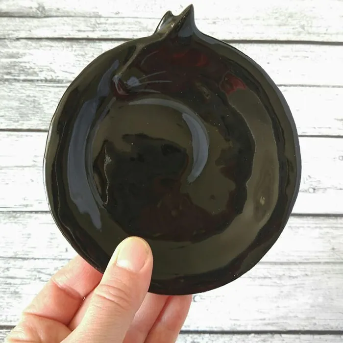 No Cat Lover Will Be Able To Resist These Cozy Curled-Up Cats As Decorative Ceramic Plates (13 Photos)