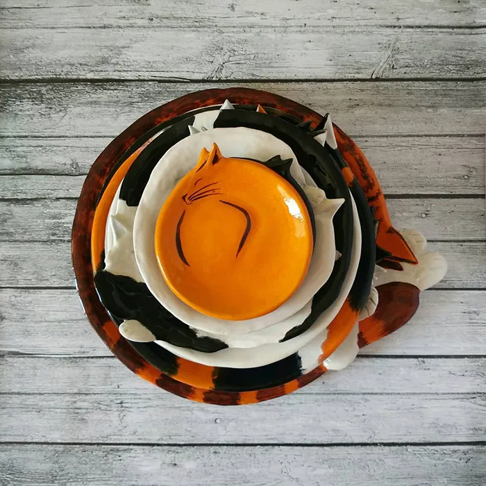 No Cat Lover Will Be Able To Resist These Cozy Curled-Up Cats As Decorative Ceramic Plates (13 Photos)