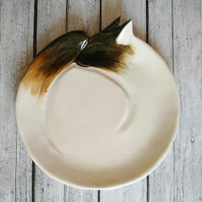 No Cat Lover Will Be Able To Resist These Cozy Curled-Up Cats As Decorative Ceramic Plates (13 Photos)