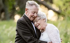 Couple Who’s Been Married For 60 Years Celebrate Their Wedding Anniversary With Photoshoot In Original Outfits