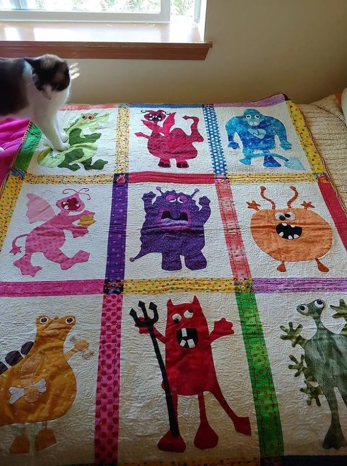Quilt de monstruos por 4,99$ en una tienda infantil de 2ª mano