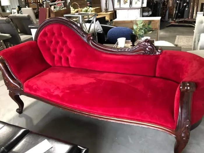 El año pasado falleció mi hija de 4 años, su color favorito era el rojo. Vi esto en una tienda de antigüedades y le pedí a mi marido que lo comprara