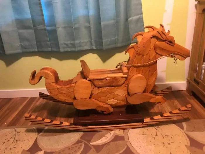 Balancín en forma de dragón que mi padre y yo compramos en FB Marketplace cuando yo aún estaba embarazada