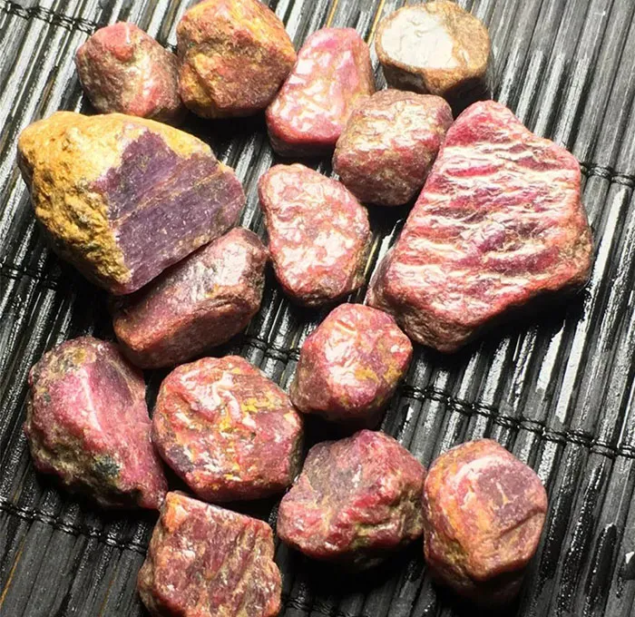 Echando la carne en el asador