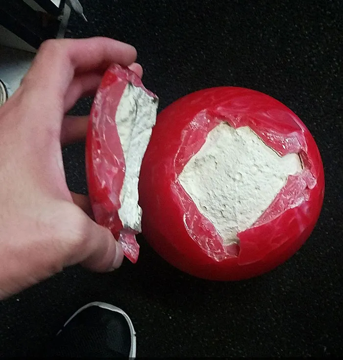 Bola de bolos rota. Parece un queso babybel prohibido
