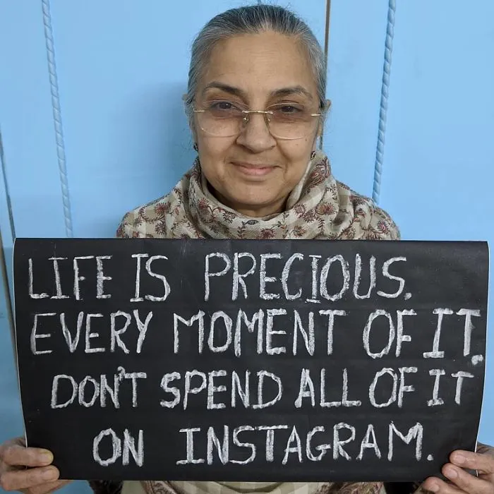 Esta madre india se vuelve viral después de que su hijo la convenciera de escribir su sabiduría en carteles y compartirlos en Instagram (25 fotos)