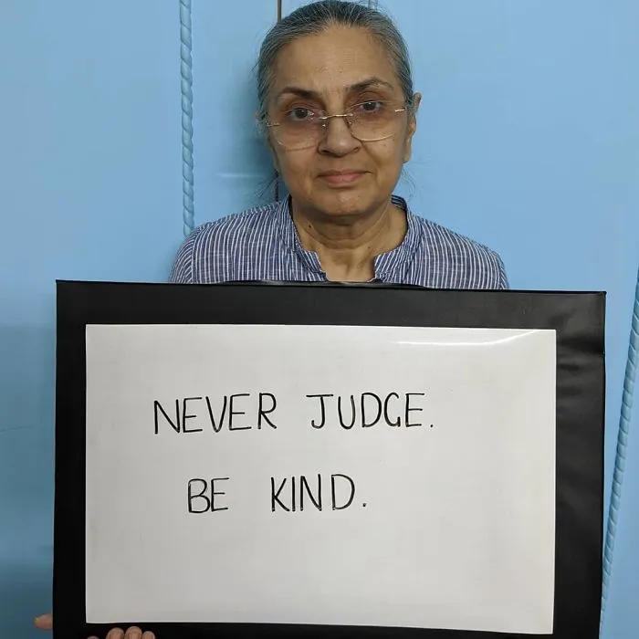 Esta madre india se vuelve viral después de que su hijo la convenciera de escribir su sabiduría en carteles y compartirlos en Instagram (25 fotos)