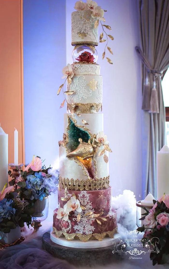 Hice esta tarta para una boda el año pasado... De la lámpara sale humo y la geoda se ilumina