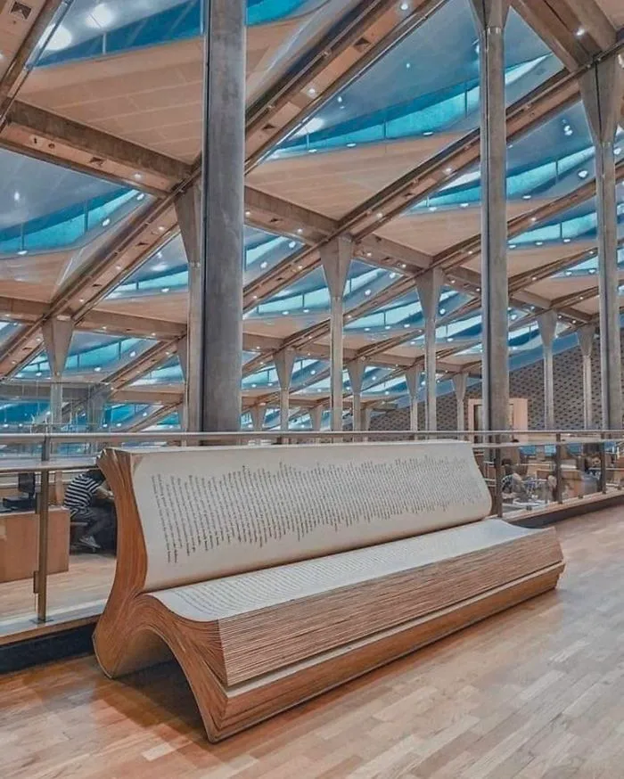 Banco en la biblioteca de Alejandría