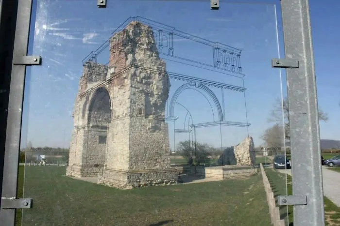 Modo ingenioso de mostrar el aspecto original de las antiguas ruinas