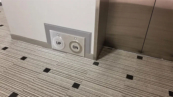 Botones de ascensor para dar con los pies