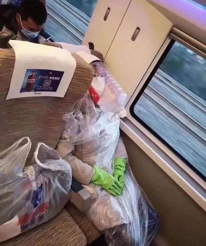 Esta página de Instagram publica las mascarillas anticoronavirus más ridículas vistas en el metro (37 fotos)