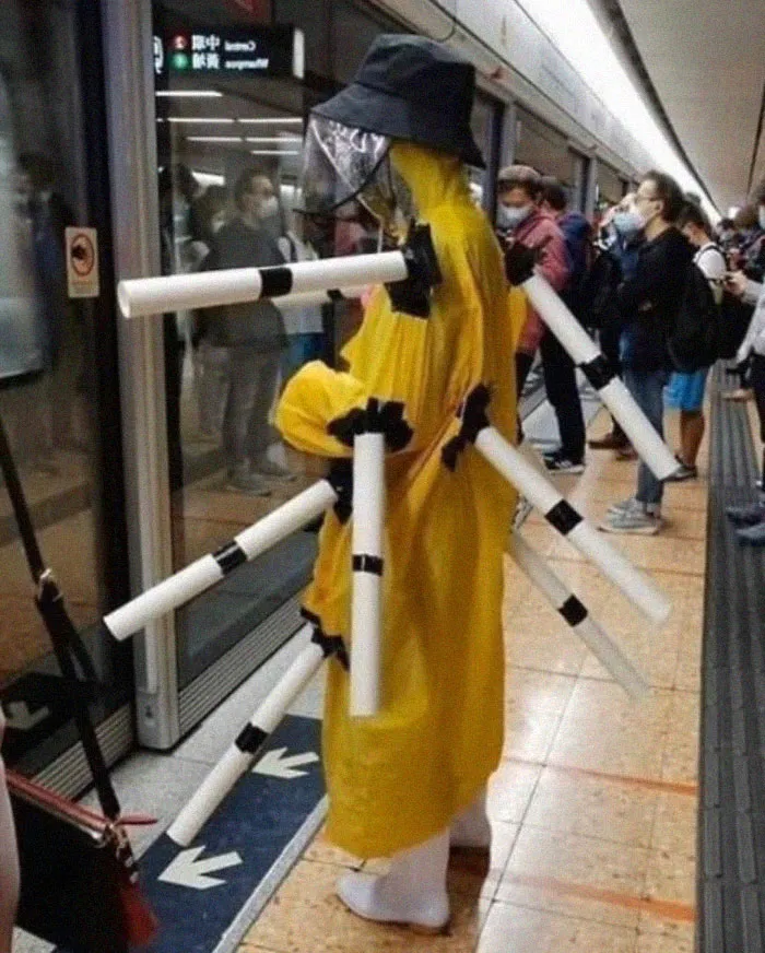 Esta página de Instagram publica las mascarillas anticoronavirus más ridículas vistas en el metro (37 fotos)