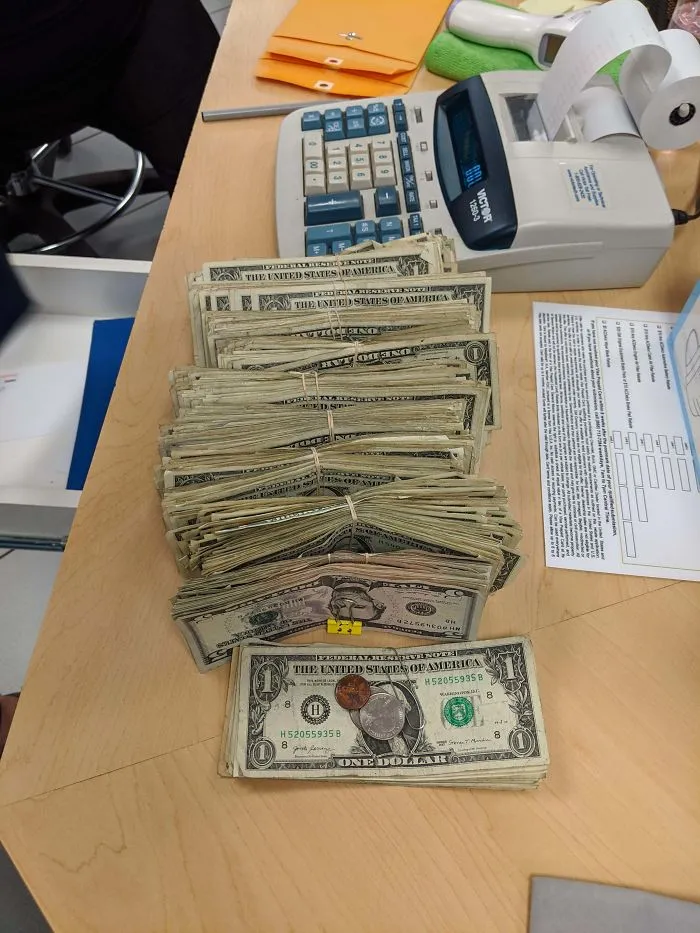 Una chica nos acaba de pagar una reparación de 1000$ con billetes de 1 y 5 sobre todo