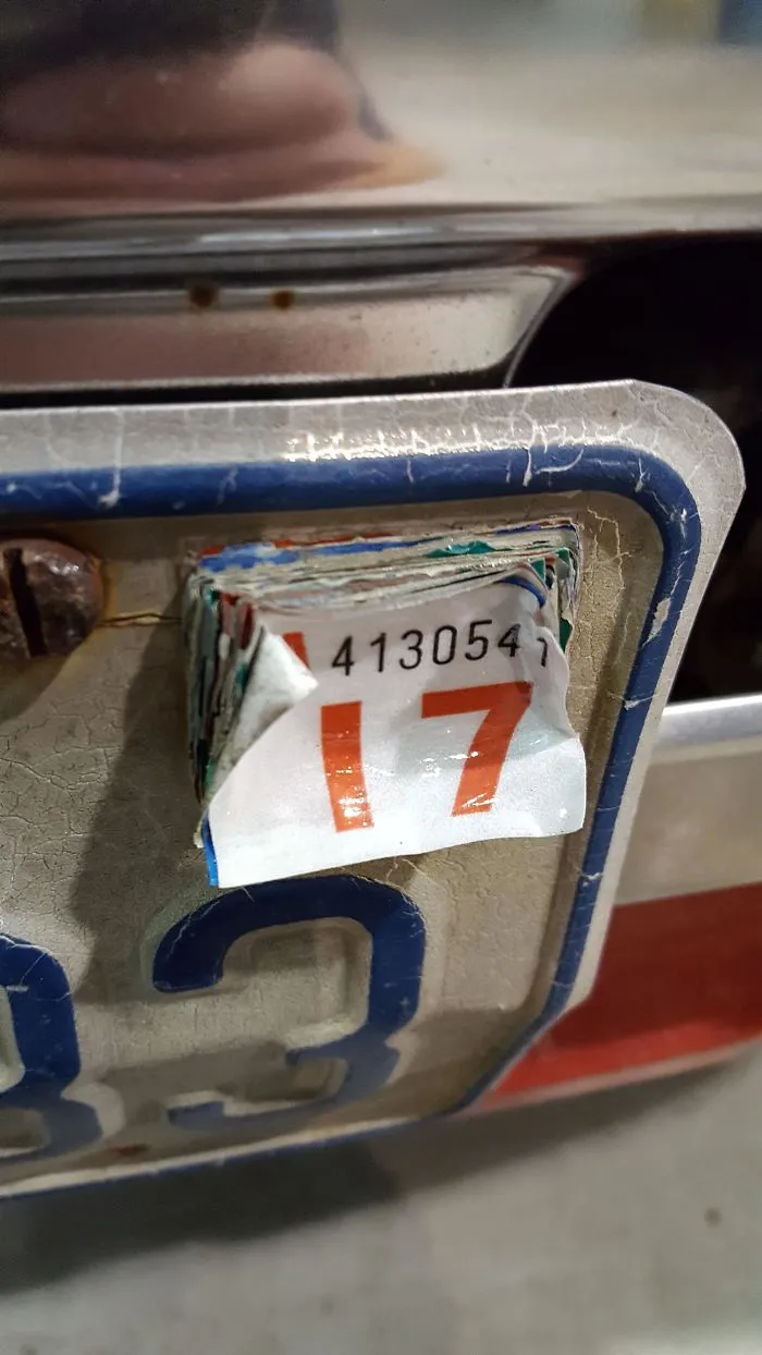 Una anciana me pidió que le pusiera la pegatina de la revisión, ya que ella no podía agacharse para hacerlo