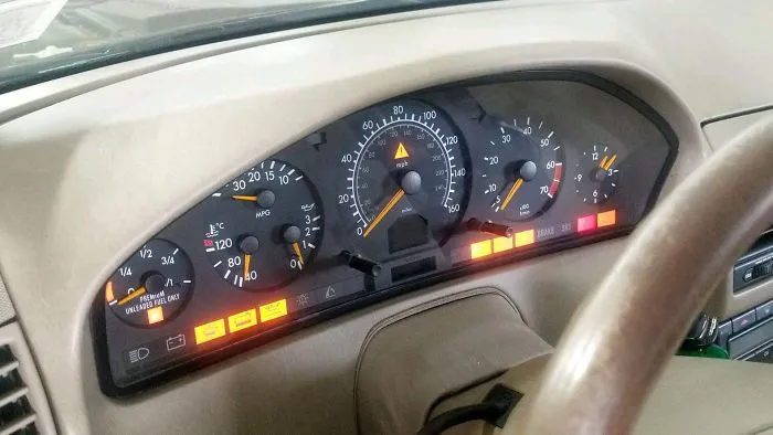 El coche se ha montado una rave party