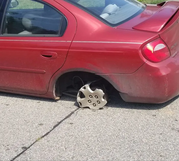 Me dijo que no tenía un recambio, llevaba 3 días conduciendo así. El recambio estaba en el maletero, con gato y todo