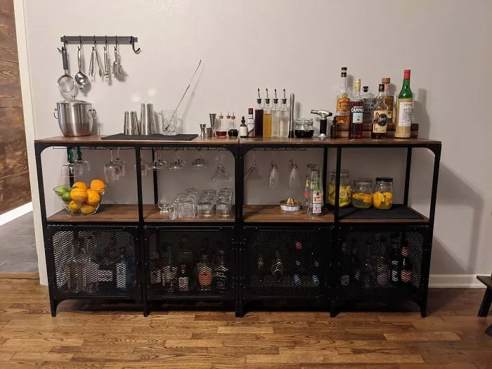Bar casero hecho con 2 muelbes Fjallbo