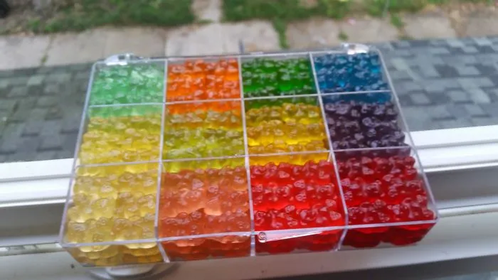 Caja de regalo con gominolas de ositos para una persona autista