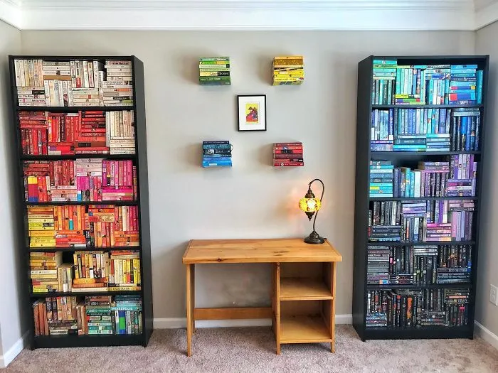 Mi sinestesia hace que recuerde mejor los libros por su color que por título o autor, así que esto es lo que hago si tengo espacio