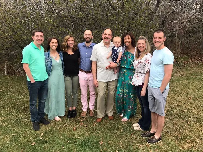 La familia de mi esposa se hace una foto en Semana Santa cada año. A mi me gusta alterarla ligeramente