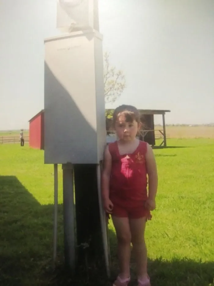 Cuando tenía 2 años pensaba que esta caja eléctrica era un robot, y quise hacerme una foto con ella
