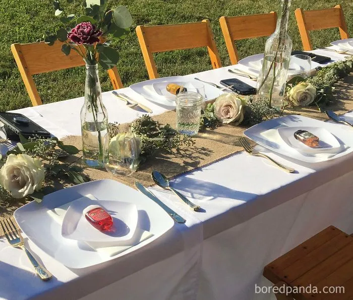 Esta boda no separa a la gente, pero tiene desinfectante en cada plato