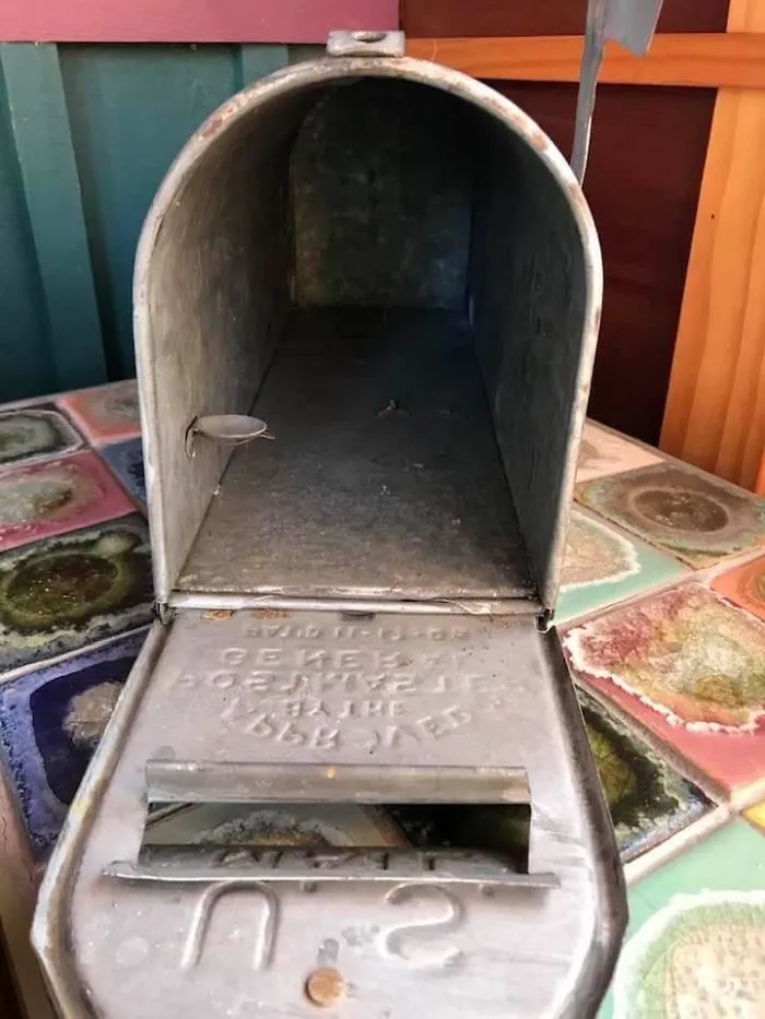 Bandejita redonda en un buzón antiguo
